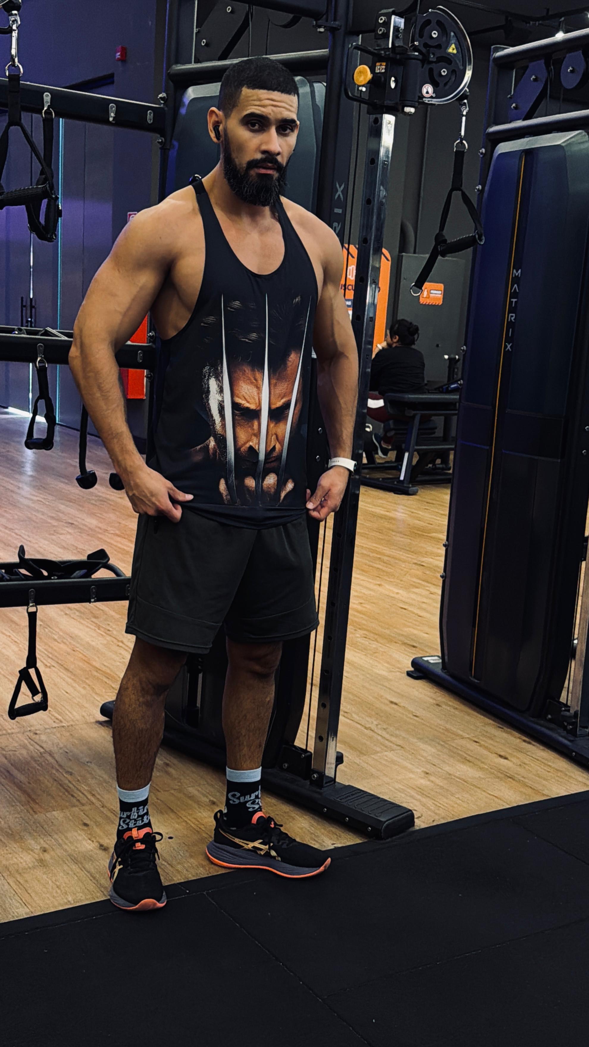 Roberto Douglas olhando para a câmera na sala de musculação